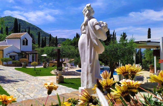 family pool villa centrally located 5' from resort