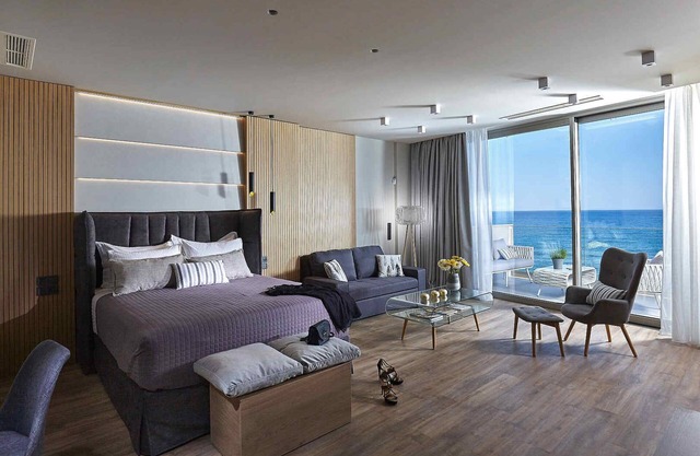 Seafront Apt Studio with Seaview, infinity pool, beachfront