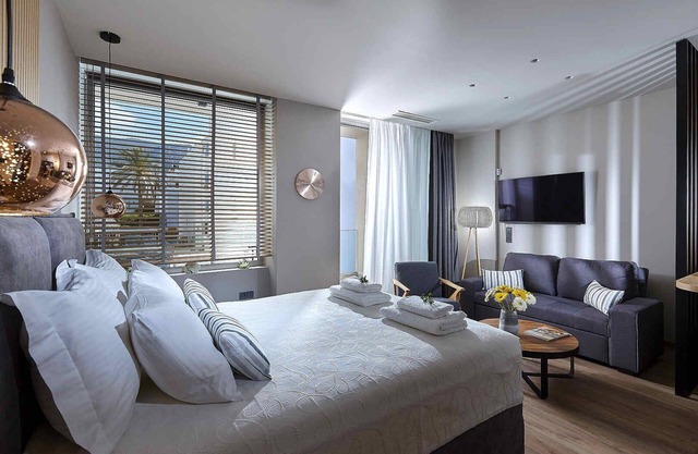 Seafront Apt,central & quiet, infinity pool next to the sea