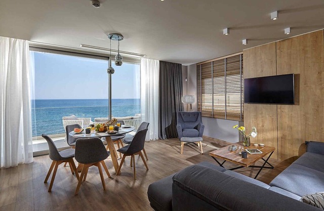Seafront Apt by Myseasight.com with Seaview familyfriendly, direct on the beach