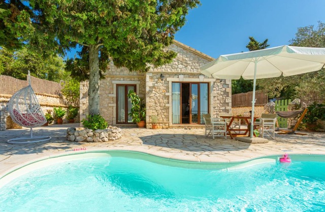 Villa Gallini: Large Private Pool, Walk to Beach, Sea Views, A/C, WiFi