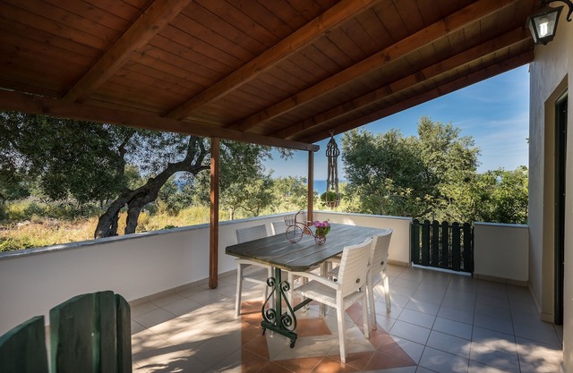 Villa with sea view, pool and Breakfast included