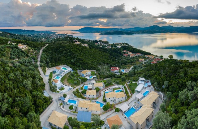 You'll love this place exiting directly to the pool. The sea view is WOW