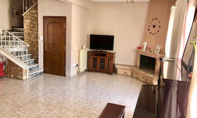 Dafni-Ymittos Apartment | Αυτόνομη μεζονέτα με εσωτερικό τζάκι και μπαλκόνια