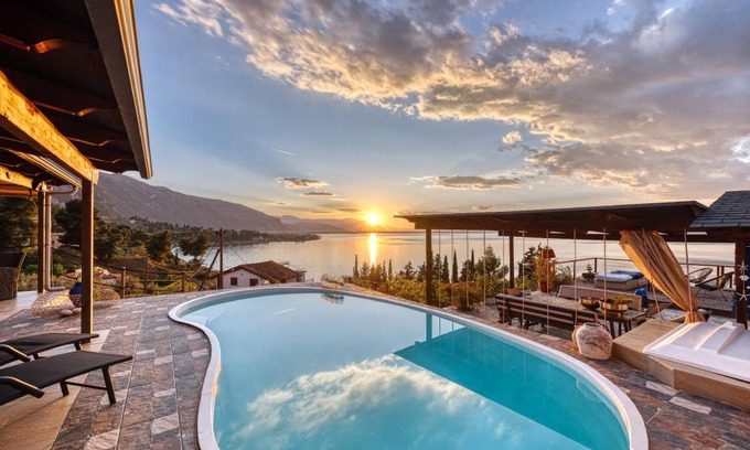 Kamena Vourla Villa | 165 m² Villa ∙ 4 bedrooms ∙ 10 guests