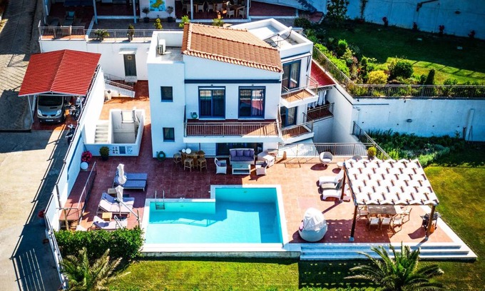 Skiathos House | 210 m² House ∙ 6 bedrooms ∙ 10 guests