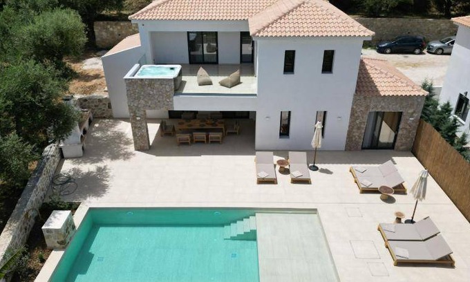 Amoudi Resort | 220 m² Resort ∙ 4 bedrooms ∙ 10 guests