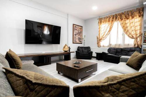 Evosmos Villa | 250 m² Villa ∙ 6 bedrooms ∙ 16 guests