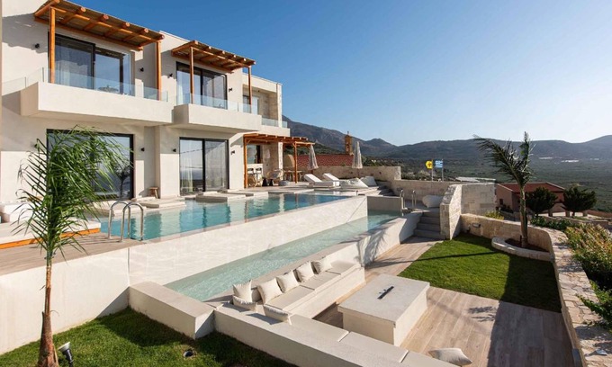 Limeniskos House | 280 m² House ∙ 7 bedrooms ∙ 16 guests