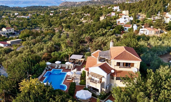 Gavalochori Villa | 296 m² Villa ∙ 6 bedrooms ∙ 13 guests