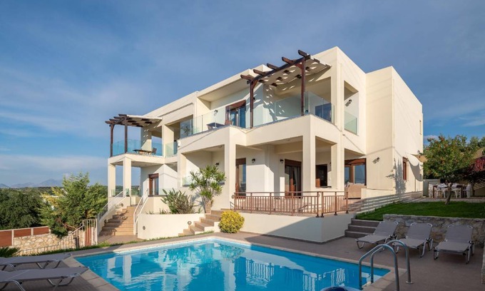 Loutra House | 400 m² House ∙ 6 bedrooms ∙ 13 guests