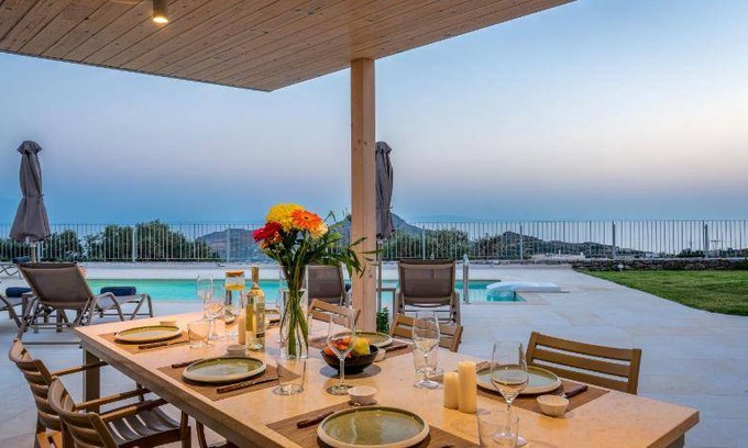 Mariou Villa | 450 m² Villa ∙ 3 bedrooms ∙ 7 guests