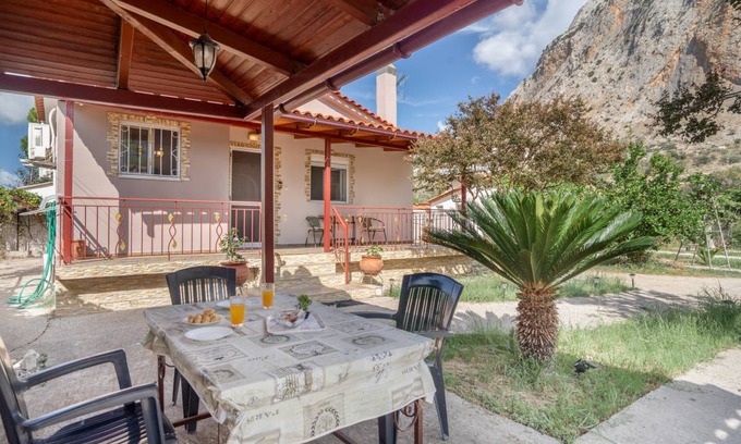 Kryoneri House | 65 m² Finca ∙ 2 bedrooms ∙ 5 guests