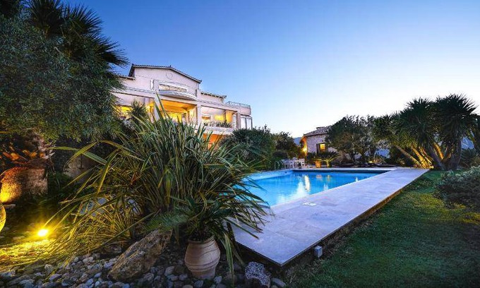 Dhafnes Villa | 650 m² Villa ∙ 7 bedrooms ∙ 12 guests
