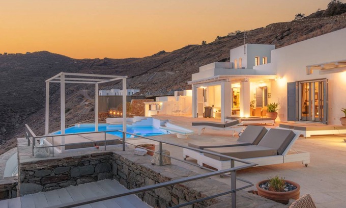 Syros Villa | 750 m² Villa ∙ 8 bedrooms ∙ 22 guests