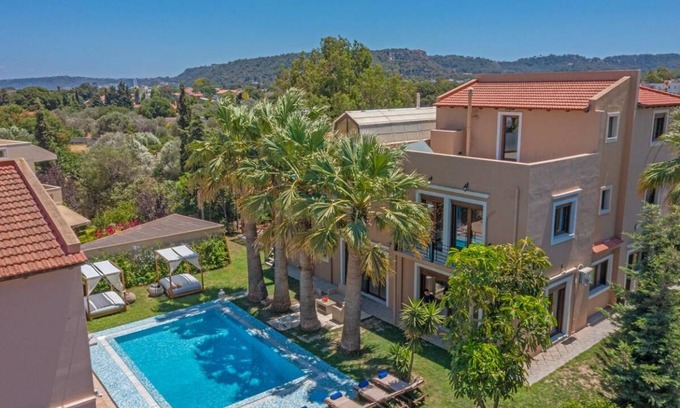Ialyssos Villa | 900 m² Villa ∙ 9 bedrooms ∙ 20 guests