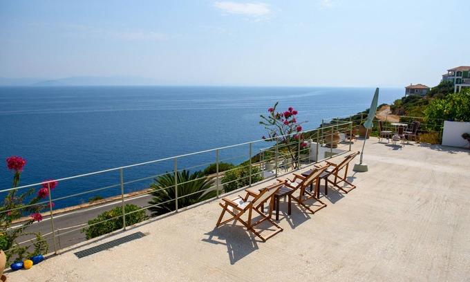 Paralia Villa | A beautiful destination that offers a stunning view of The Aegean sea