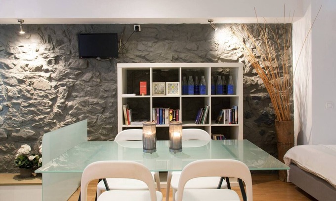 Exarhia Apartment | #AH01 Elevated ground floor studio