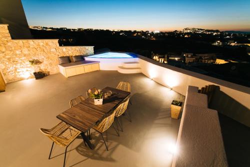Vothon House | Amer Villa Santorini with outdoor hot tub