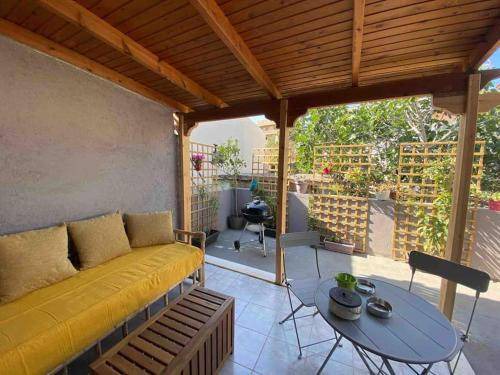 Lavreotiki Apartment | Apartment ∙ 2 bedrooms ∙ 6 guests