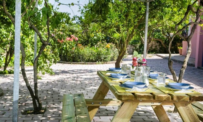 Kardhakata Apartment | Apartment 'Moulinos Cottages Ioanna' with Shared Terrace, Wi-Fi and Air Conditioning