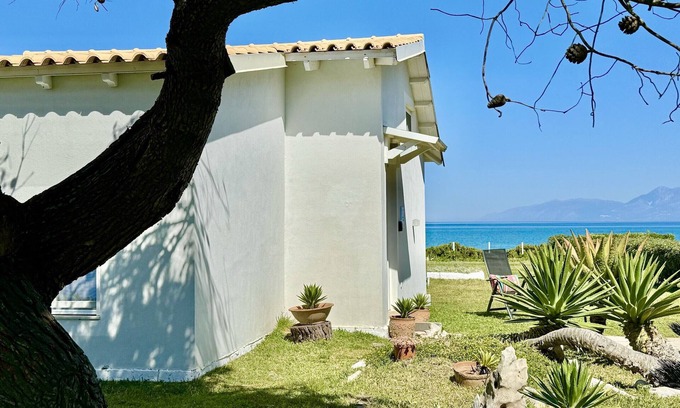 Acharavi Villa | Beachfront Villa Stato Da Mar Romantic