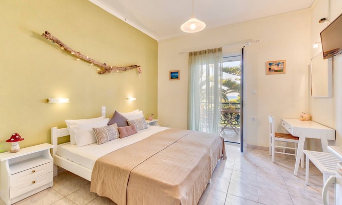 Amoudi House | Cozy apartments For 2 Persons At Family Hotel