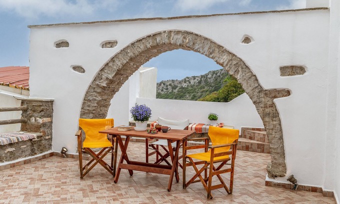 Koronos House | Holiday Home 'Traditional House In Koronos' with Mountain View, Private Terrace and Wi-Fi