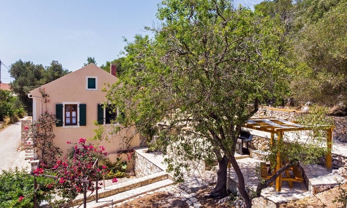 Chalikeri House | Kefalonia Vintage Home: Traditional Villa in Fiscardo. Pet-Friendly!