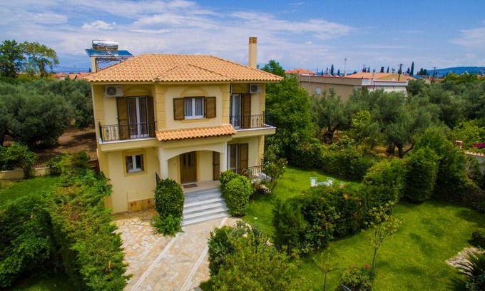 Diakofto Villa | Maison Fleurs