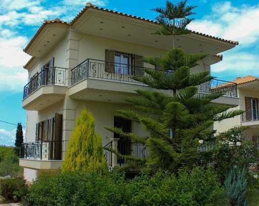 Diakofto House | Maison fleurs