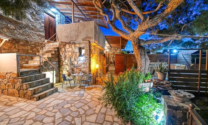 Livadia House | PefkoPetro Loft