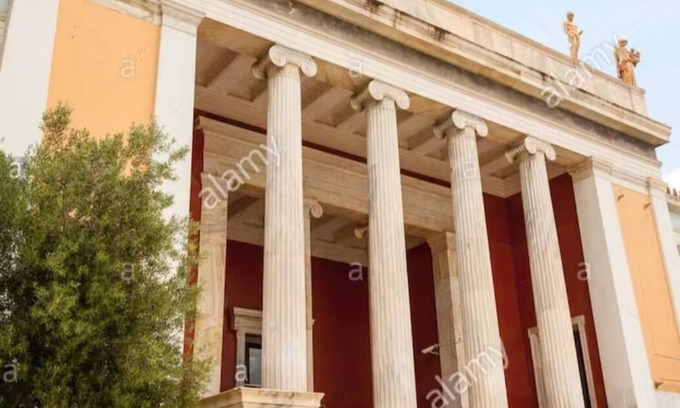 Mousio Apartment | SANTORINI STYLE IN ATHENS! GERGEOUS BATHTUB/NATHIONAL ARCHEOLOGICAL MUSEUM