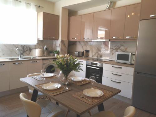 Petaloudes Apartment | SUNNY HOLIDAYS APARTMENT