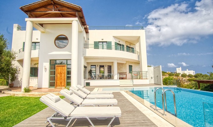 Hersonissos Centre Villa | Villa Alma Hersonissos/Infinity natural salty pool/just 4 min walk to the beach