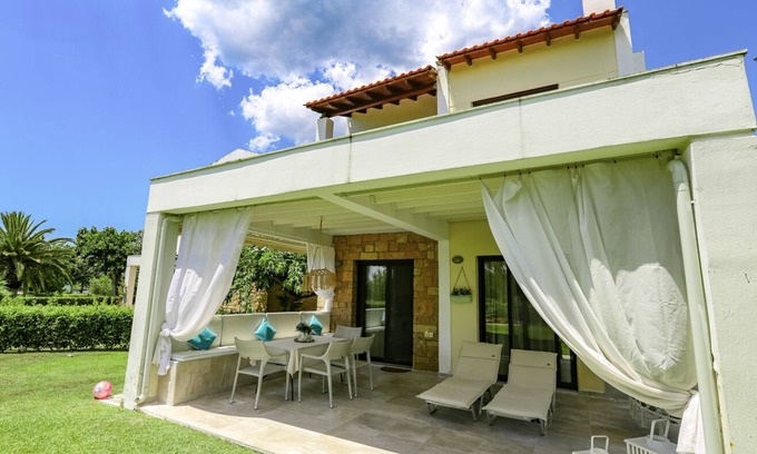 Nea Skioni Cottage | Villa with a Large Plot 100 m to the Beach