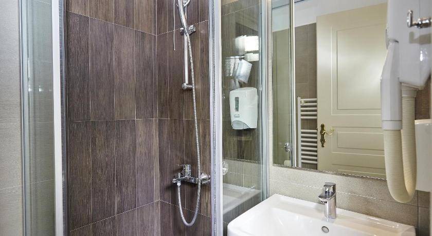Photo of Bathroom in Ioannina Town Centre