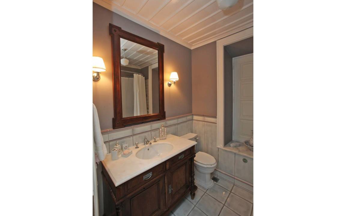 Photo of Bathroom in Paleopolis