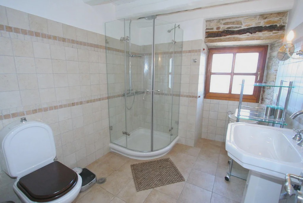 Photo of Bathroom in Longos