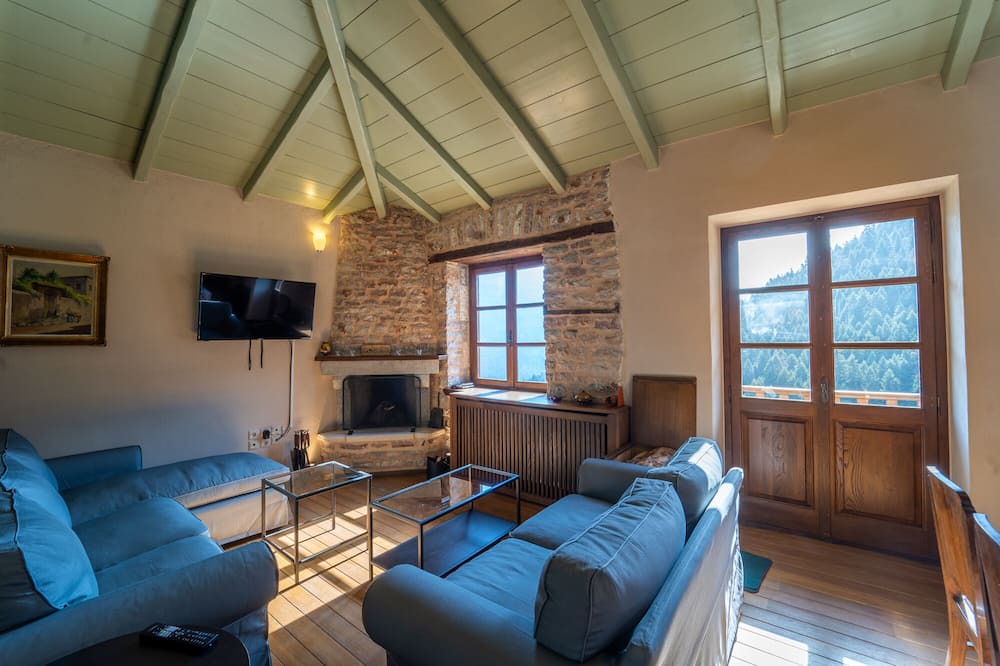 Photo of Livingroom in Karpenisi
