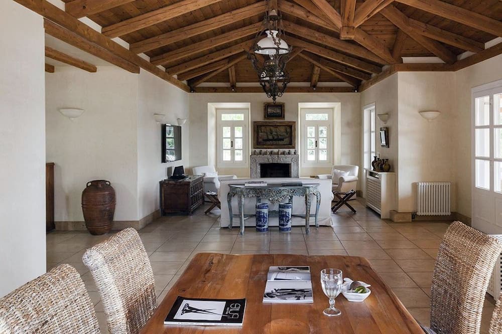 Photo of Livingroom in Bouzaiika