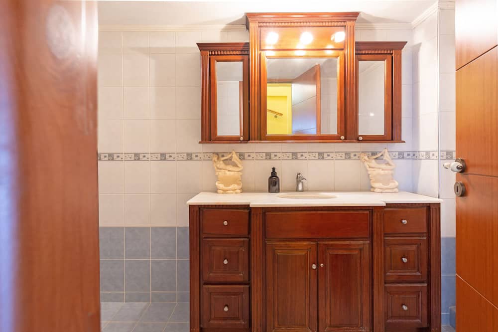 Photo of Bathroom in Minoa Pediada