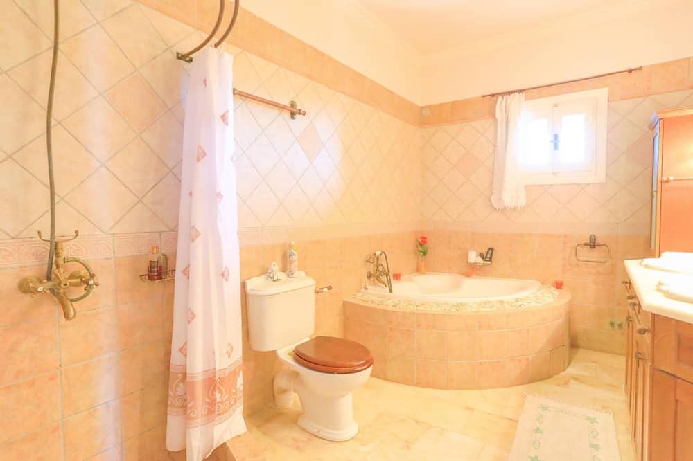 Photo of Bathroom in Petaleia