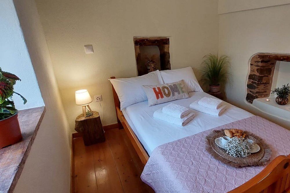 Photo of Bedroom in Sfaka