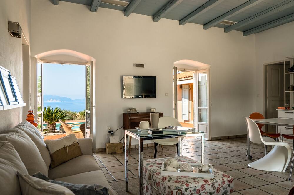 Photo of Livingroom in Erisos