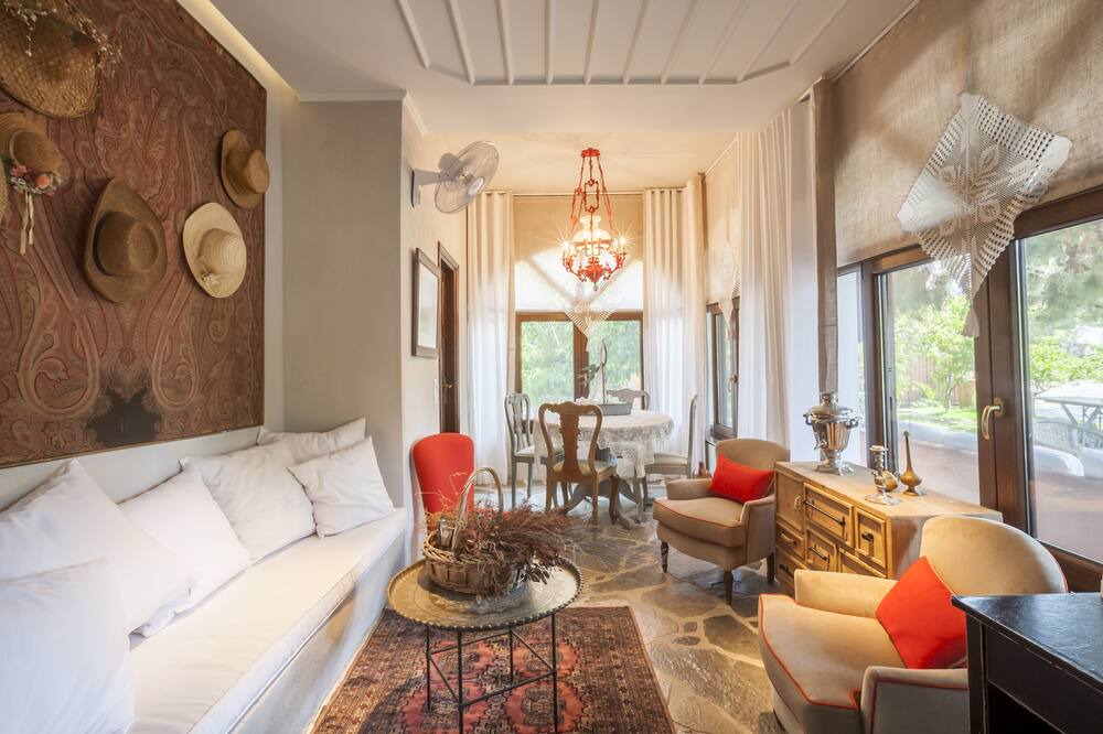 Photo of Livingroom in Paradhisos