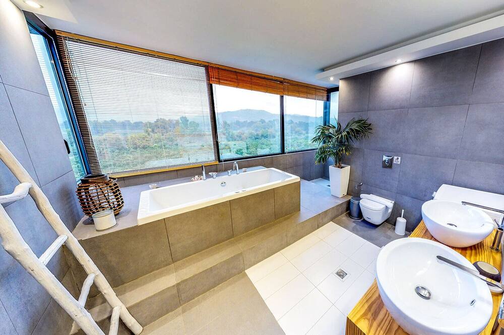 Photo of Bathroom in Alikianos