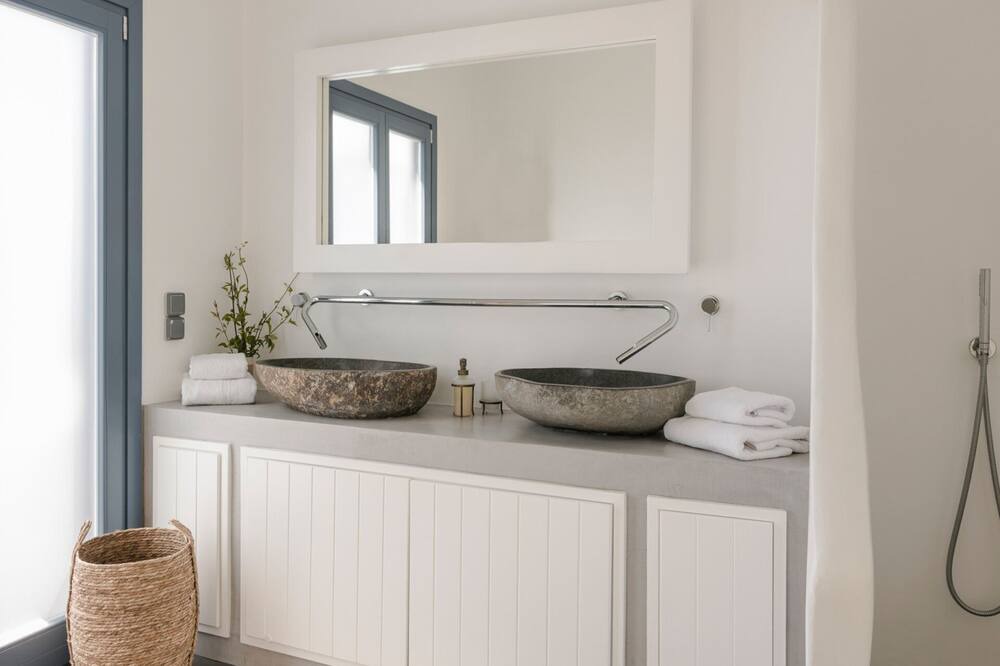 Photo of Bathroom in Aliki