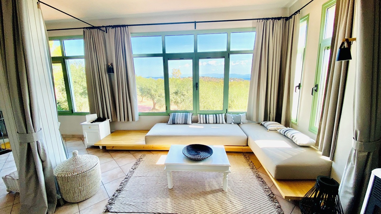 Photo of Livingroom in East Mani