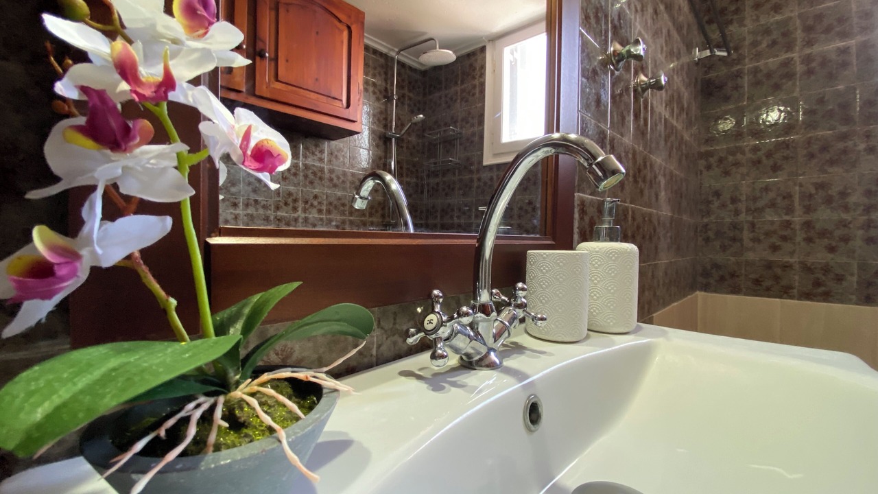 Photo of Bathroom in Glossa